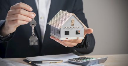 Avec des taux très bas en 2019, la production de crédit immobilier a bondi. Quant aux investissements locatifs, ils ont suivi la même tendance et ont séduit plus d’un acquéreur sur quatre l’an dernier. En 2020, les Français devraient être encore nombreux à acheter un bien immobilier pour le louer, quitte à profiter des dispositifs comme le Pinel et le Denormandie qui permettent de bénéficier de réductions d’impôt.