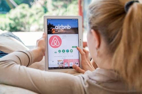 Airbnb doit verser 8 millions d'euros à la ville de Paris pour avoir diffusé des annonces sans numéro d'enregistrement.