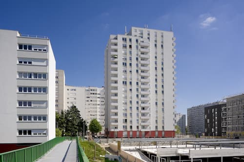 La loi SRU qui impose un quota de logements sociaux dans les villes est prolongée.